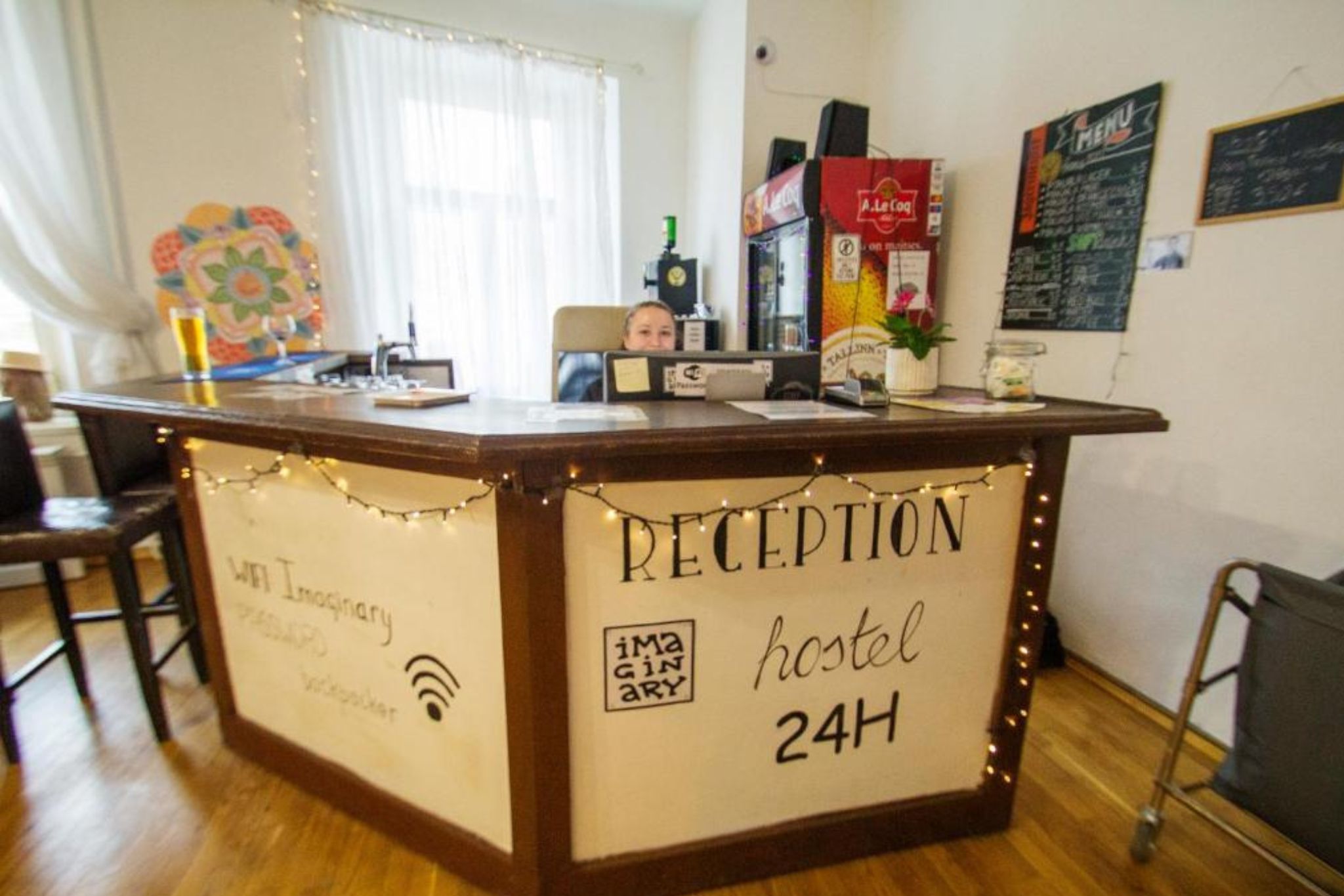 thiêt kế quầy lễ tân hostel 15